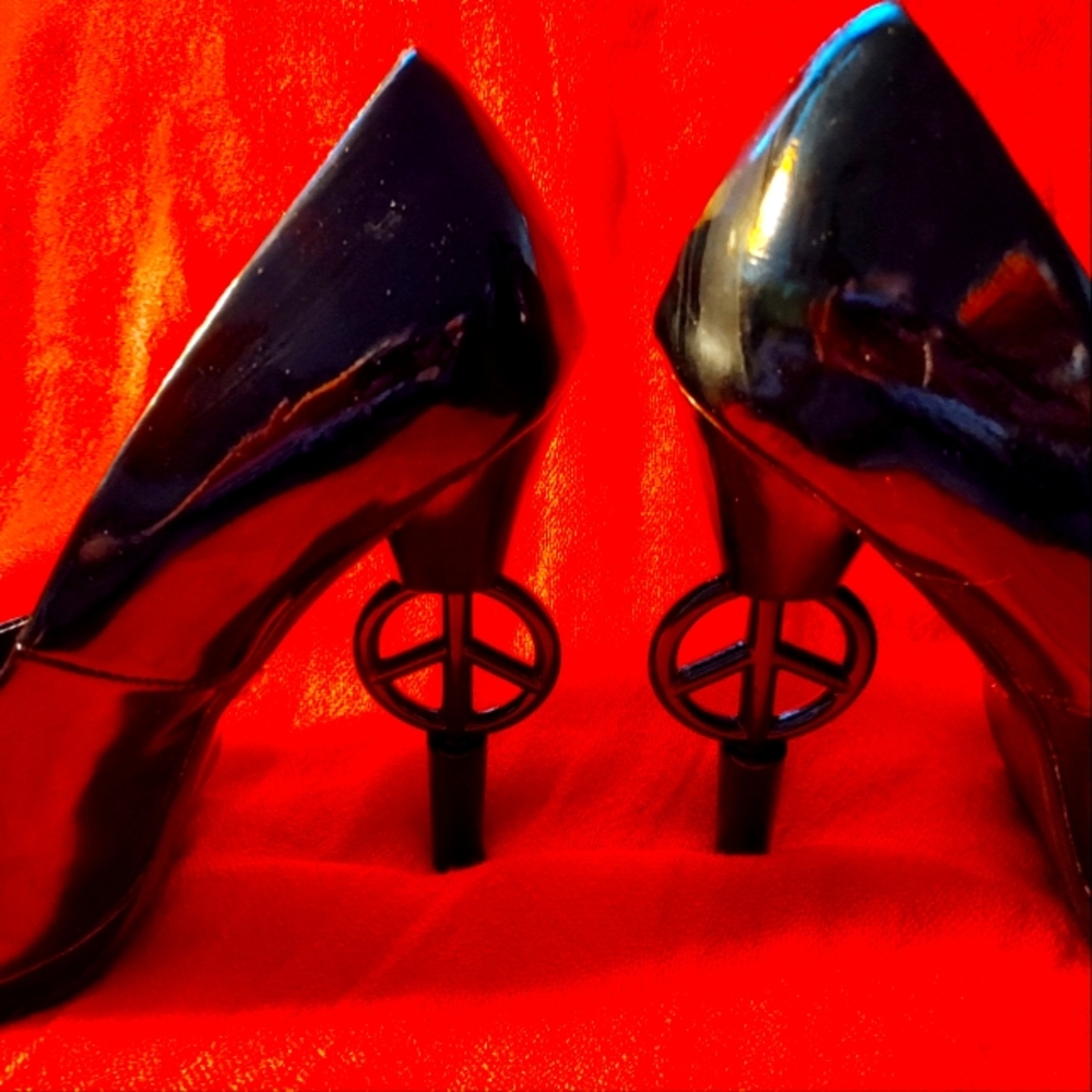 Shiny black spiked heels with a peace symbol, size 5 1/2,new, by Shiekh